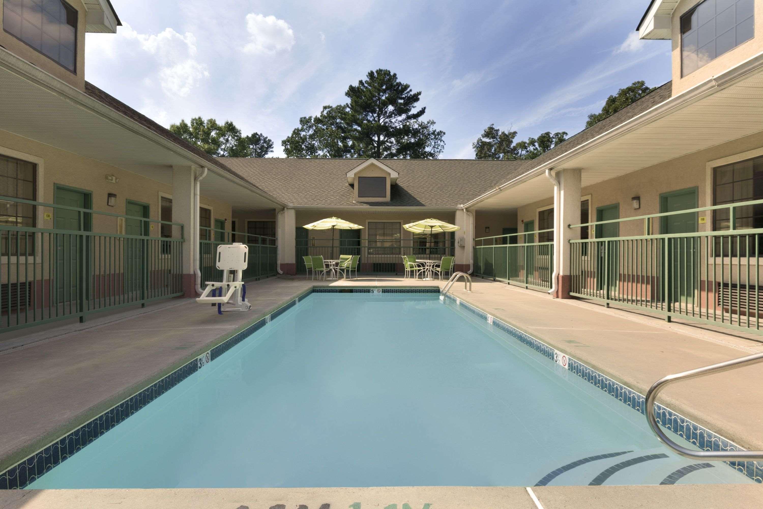 Super 8 By Wyndham Chatsworth/Dalton Exterior photo